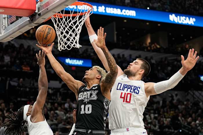 San Antonio Spurs forward Jeremy Sochan (10) shoots around Los Angeles Clippers center Ivica Zubac (40) during the second half at Frost Bank Center